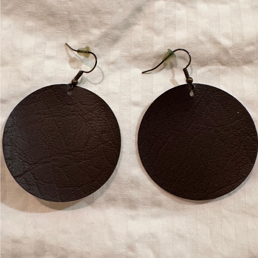 Elegant Black Leather Earrings Set - Picture 3 of 4